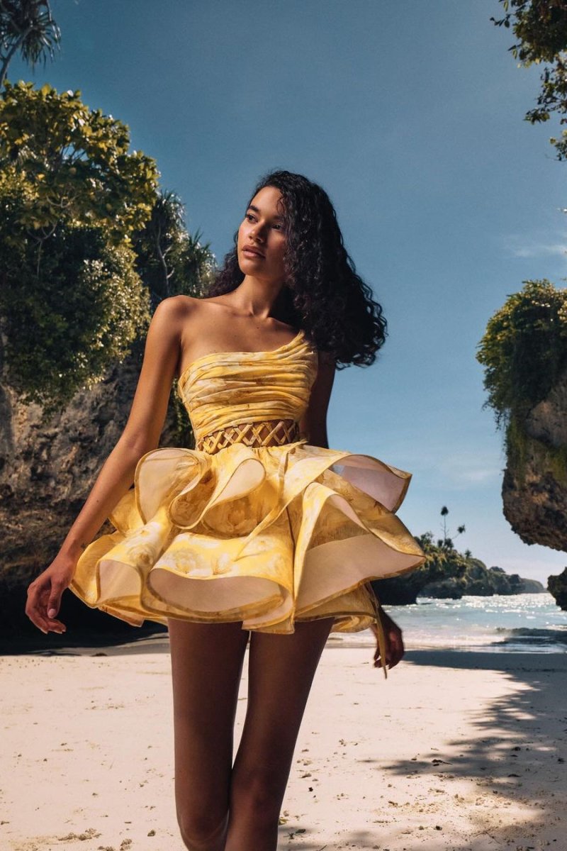 Andrea mini-chiffonjurk met bloemenprint en één schouder