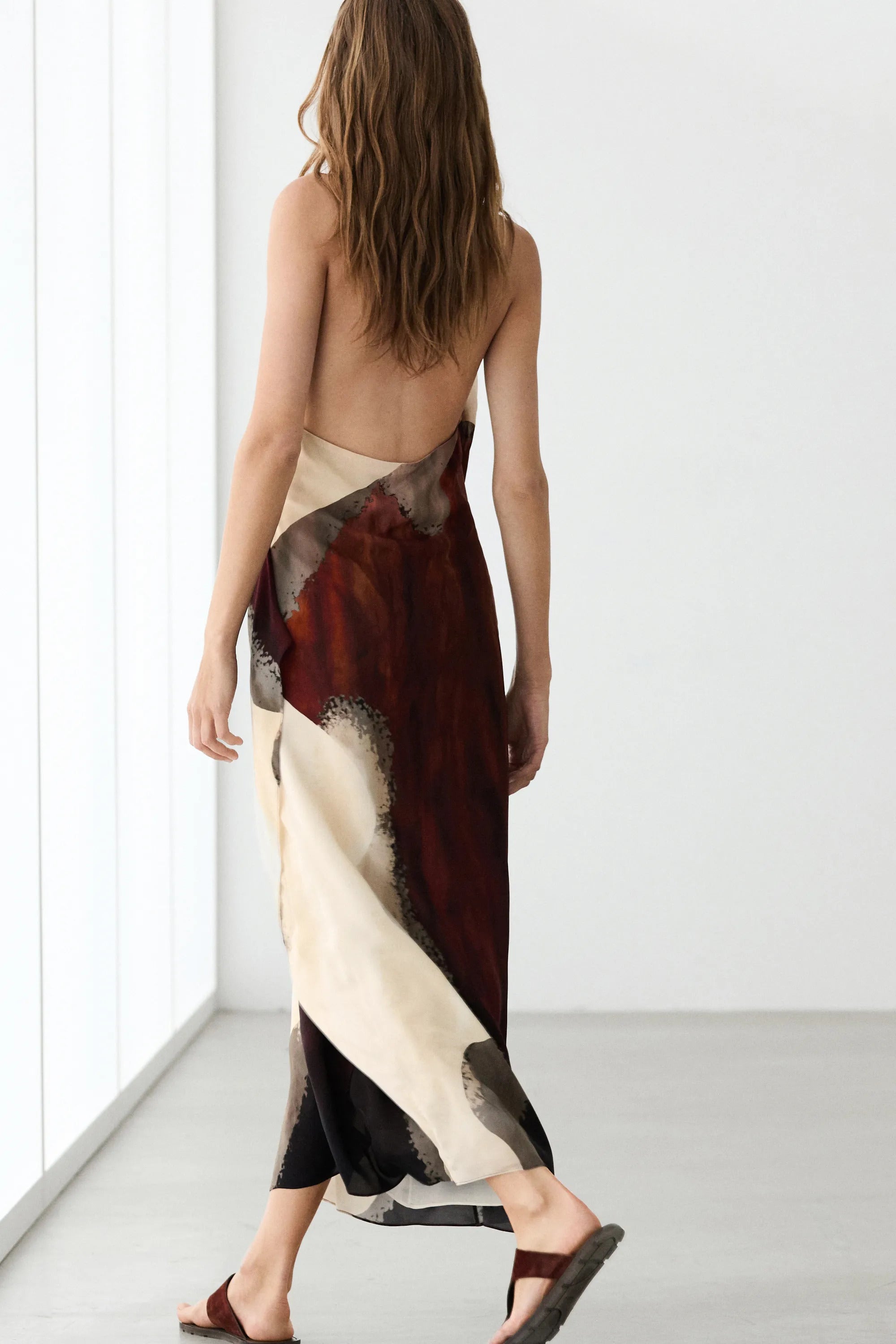Minimalistisk kunsttryk halter midi-kjole