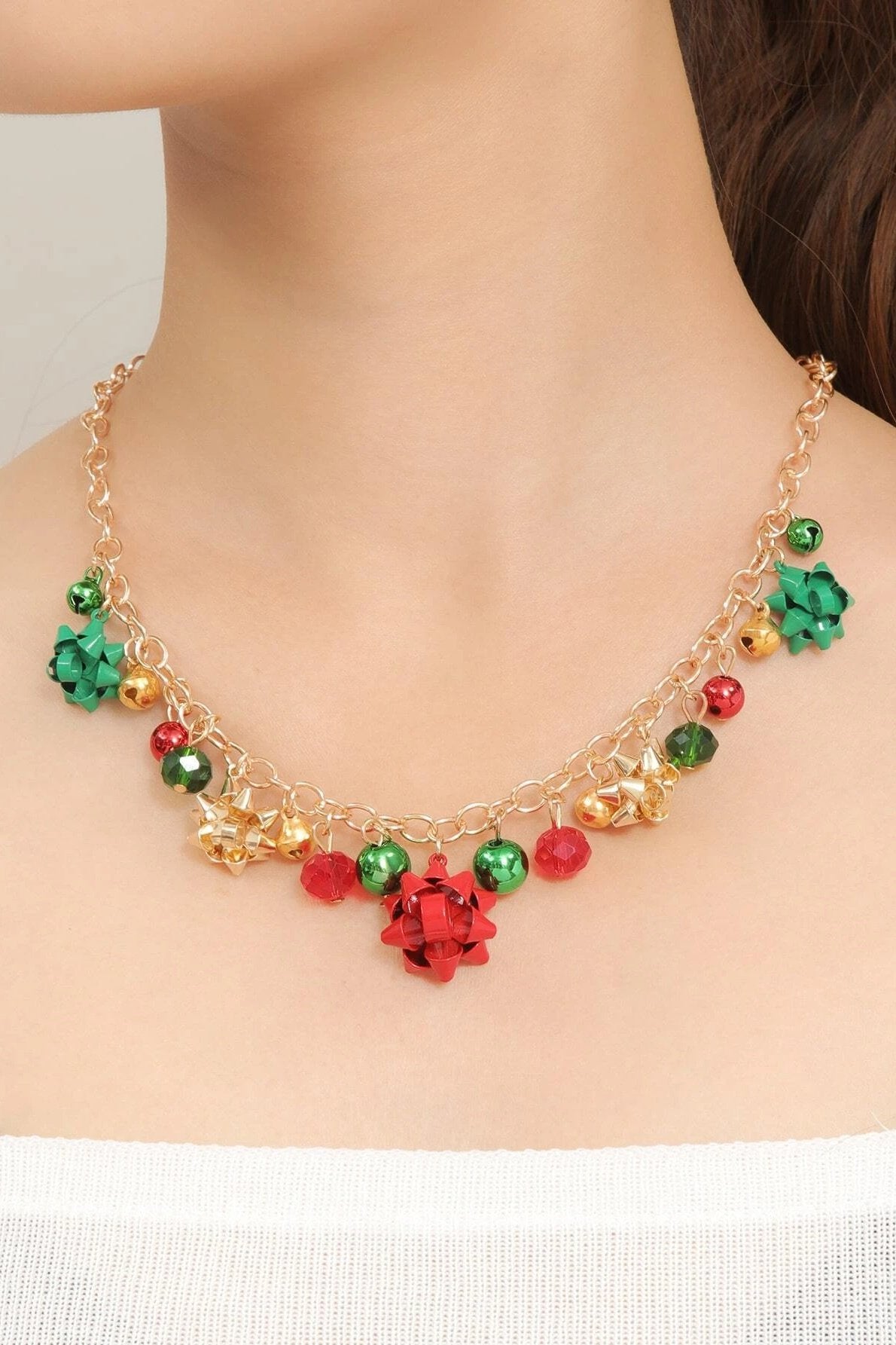 Collar de flores de aleación con cascabel navideño de Eileen