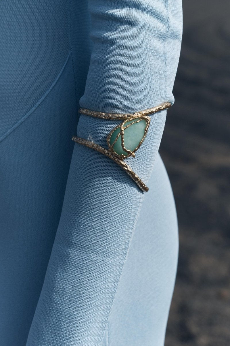 Pulsera texturizada con piedras preciosas