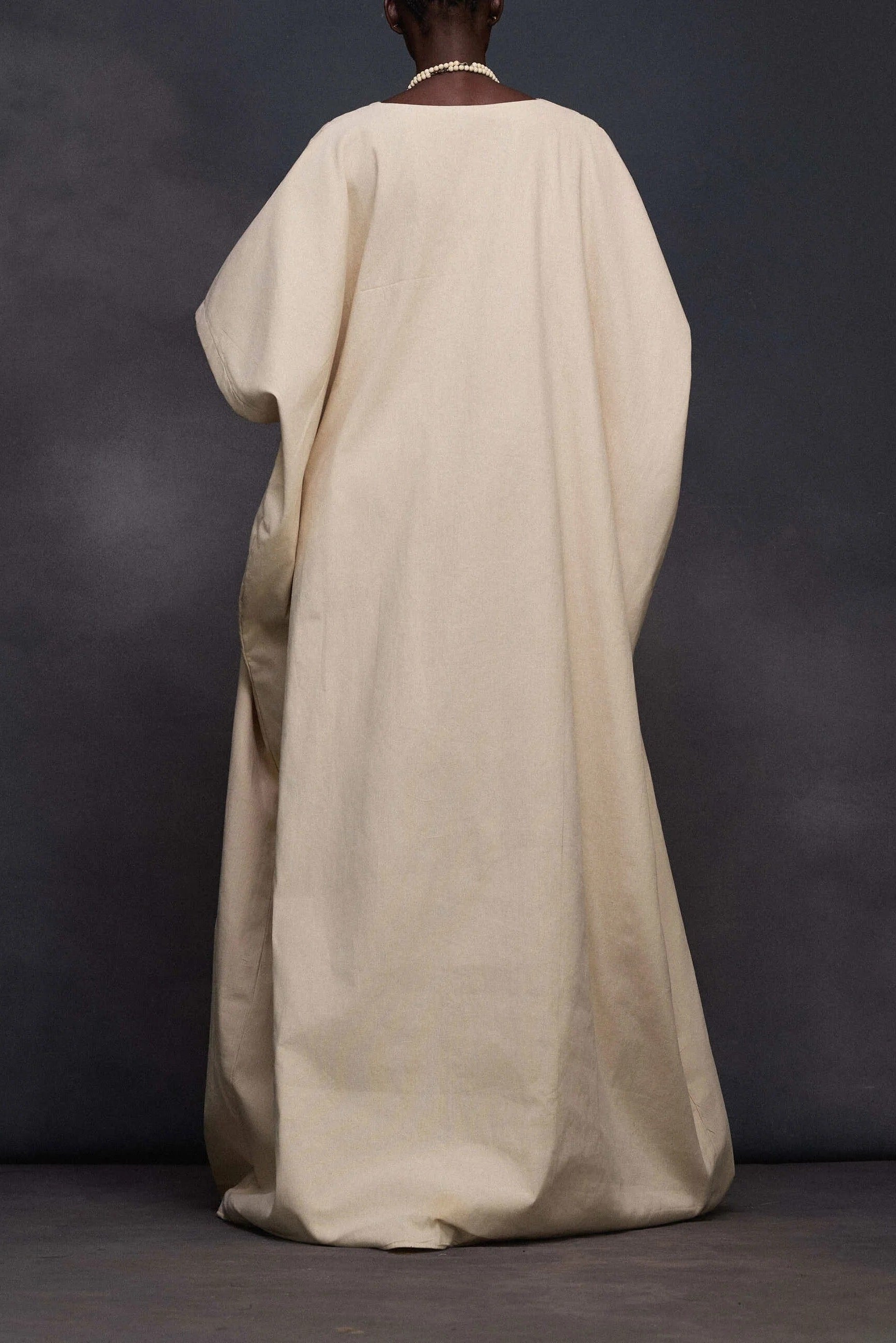 Dunkelbraunes Maxikleid mit Ein-Schulter-Cape-Ärmel