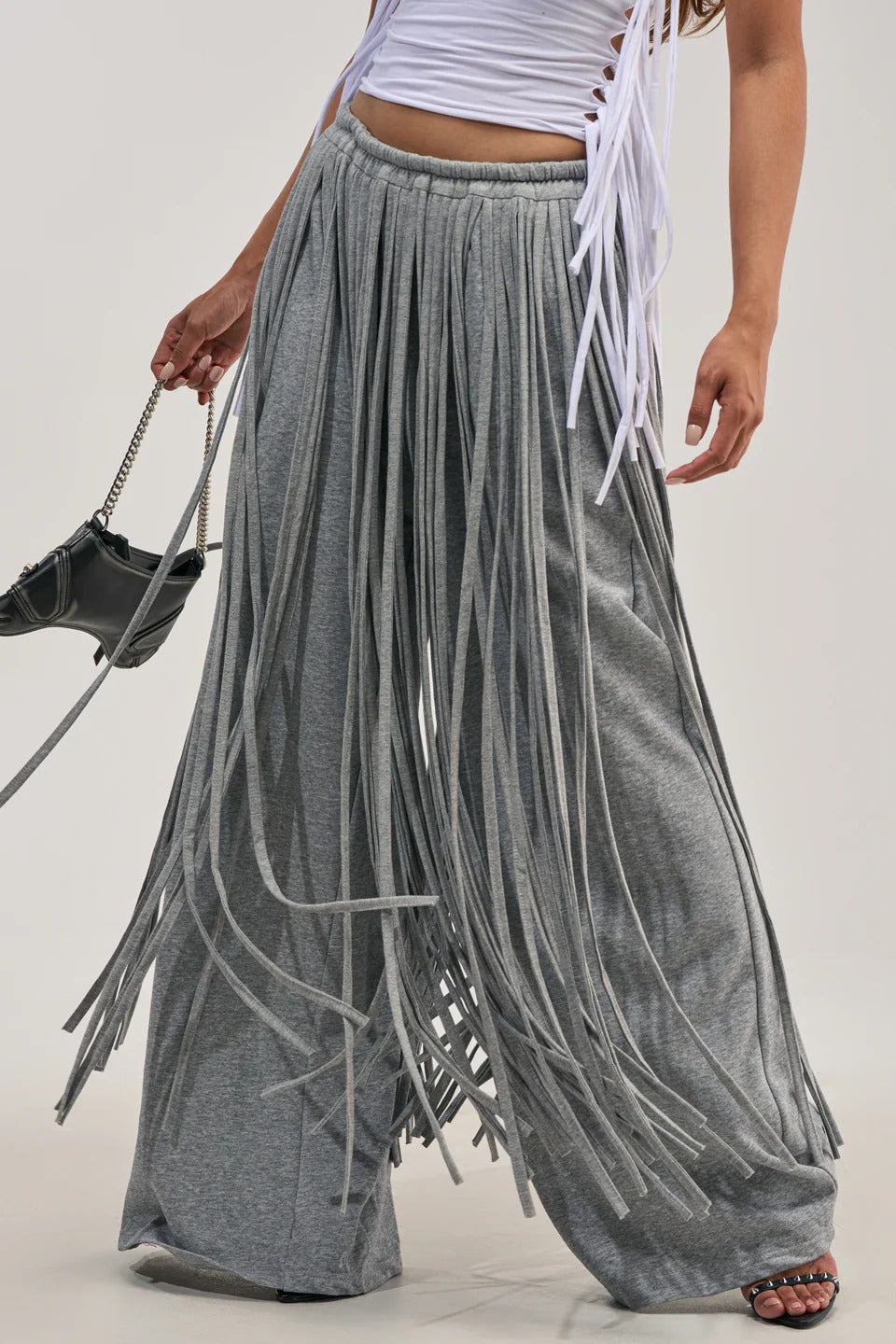 Graue, schwere Hose mit Fransen und weitem Bein