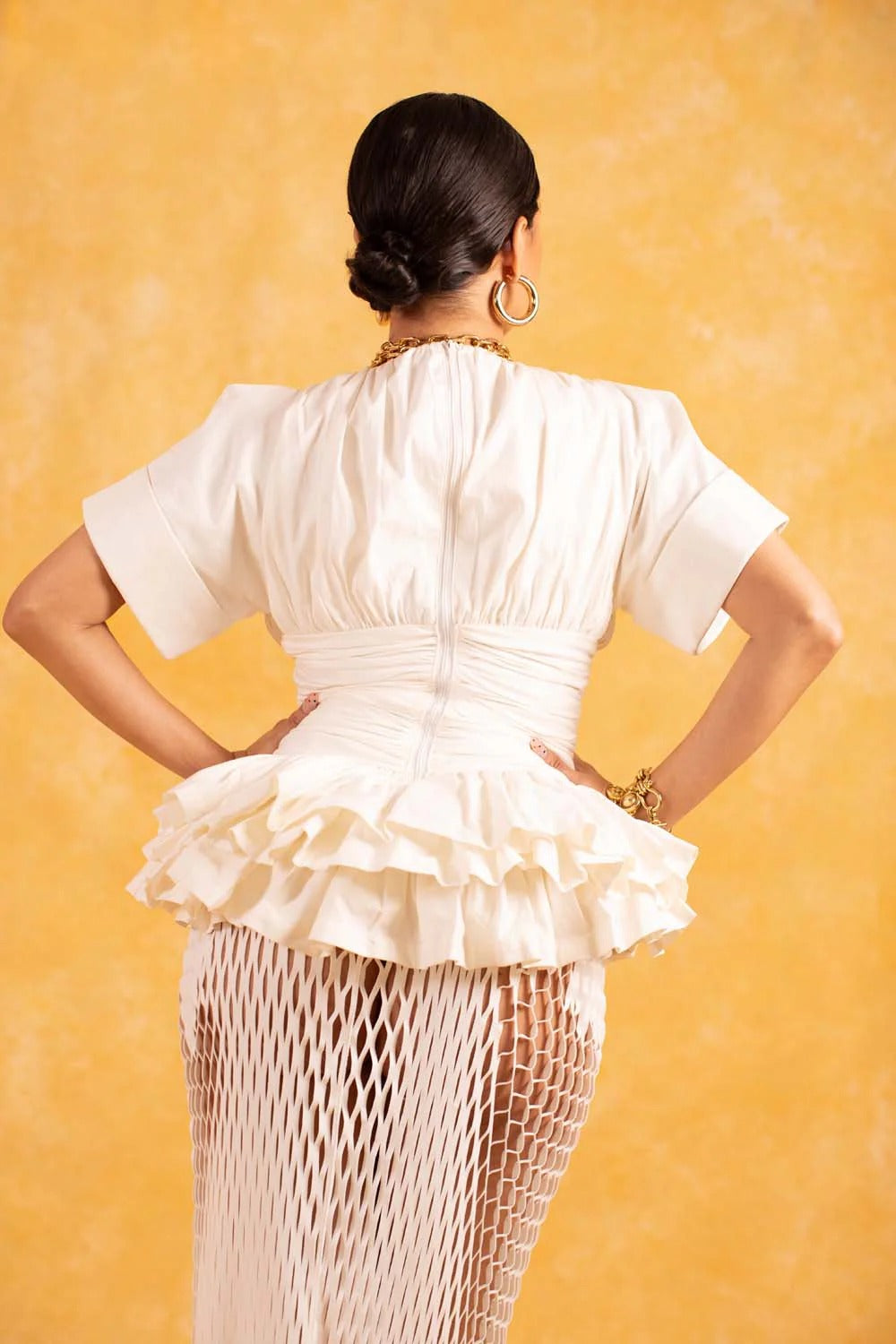 Top bianco con scollo profondo a V e peplo