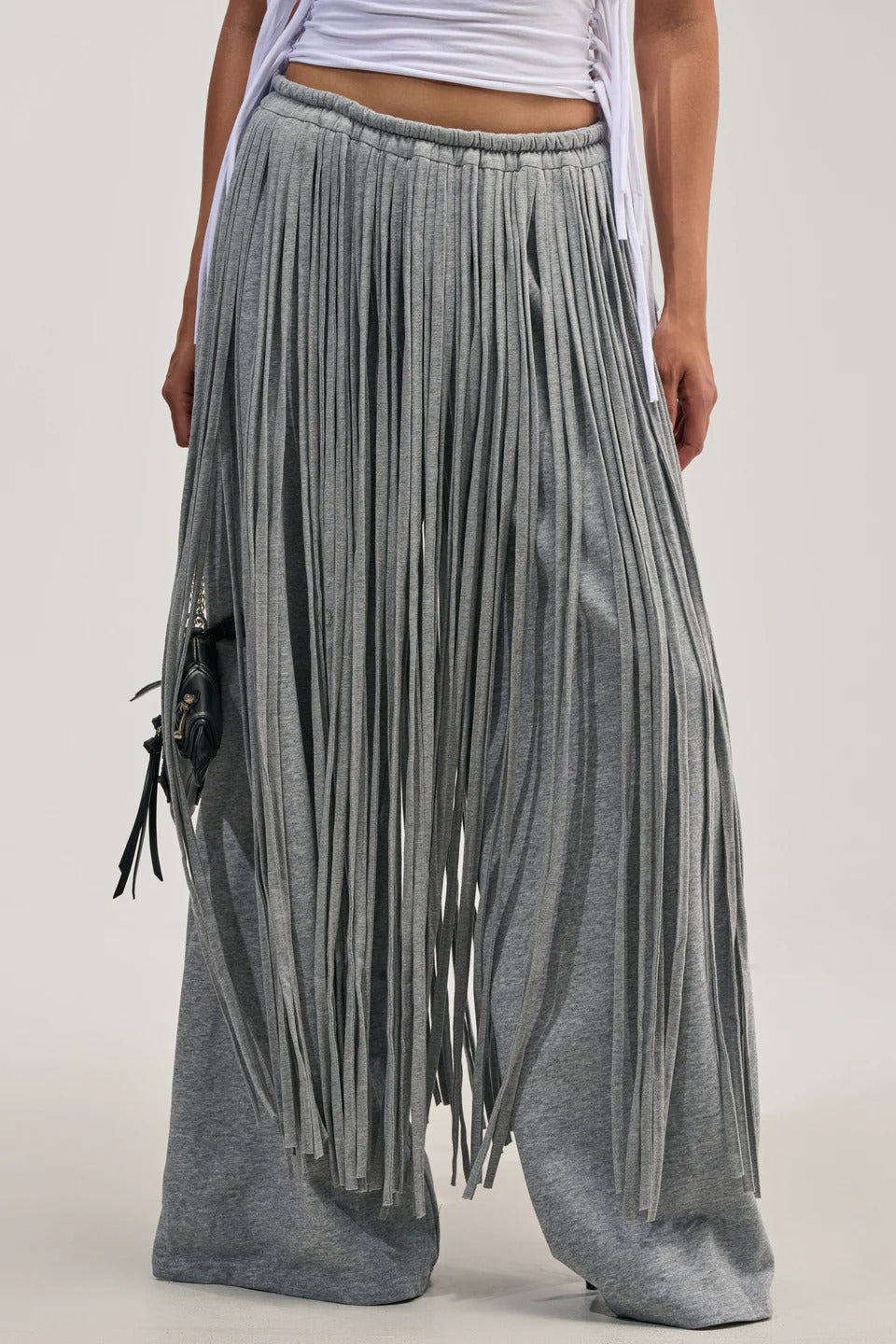 Graue, schwere Hose mit Fransen und weitem Bein