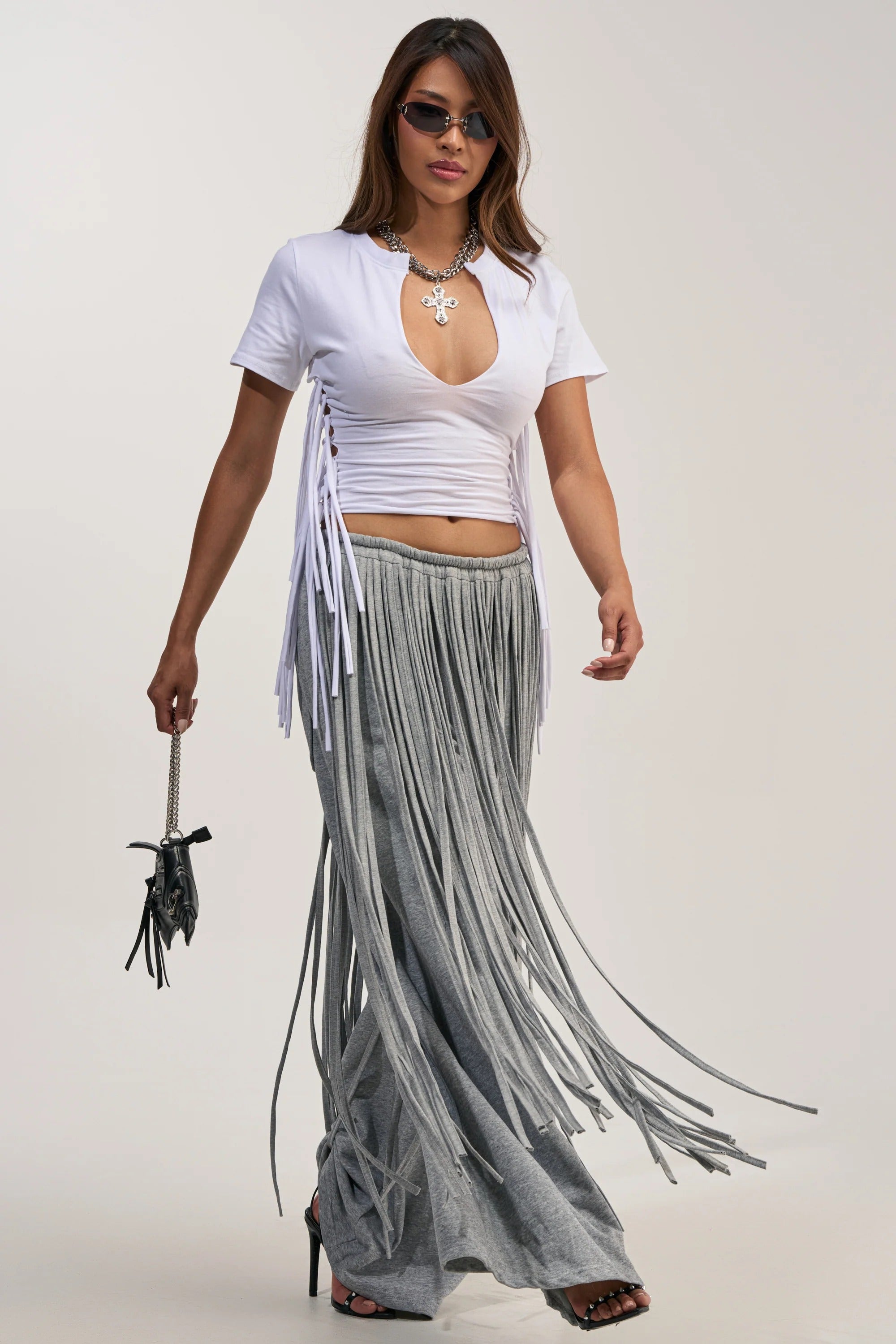 Graue, schwere Hose mit Fransen und weitem Bein