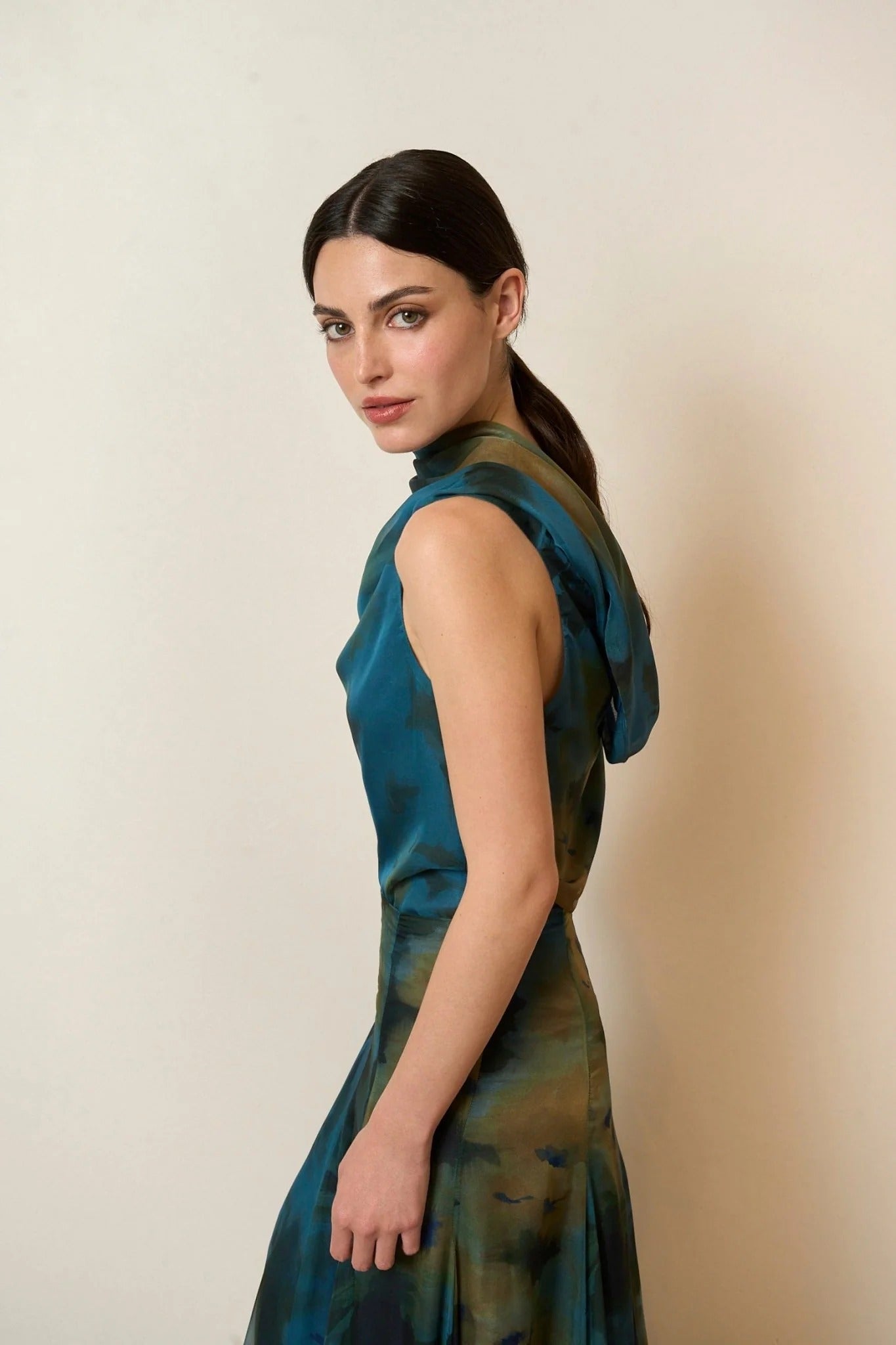 Elegante crèmekleurige geplooide maxi-jurk