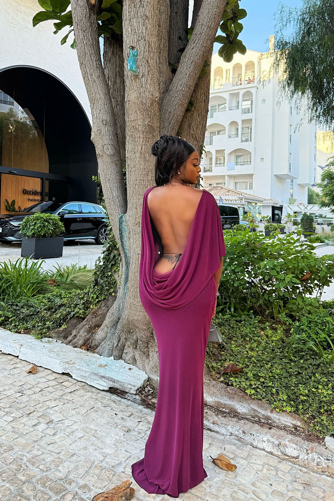 Rochie midi asimetrică cu model monocrom în carouri