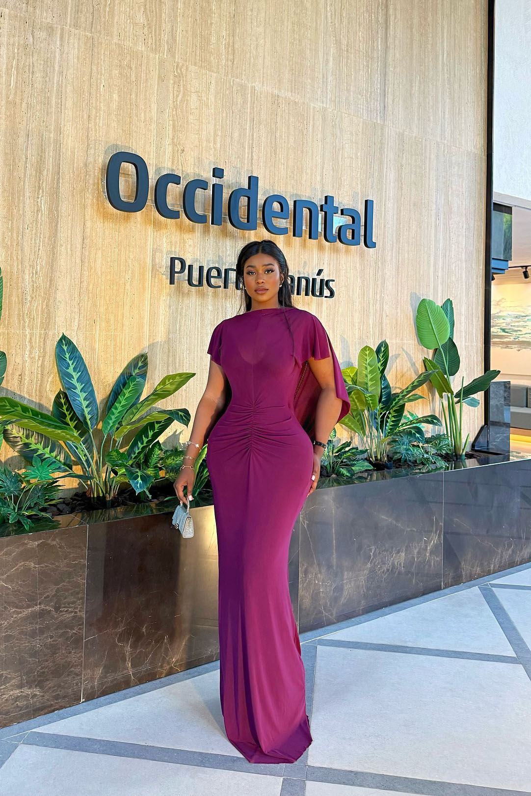 Rochie midi asimetrică cu model monocrom în carouri