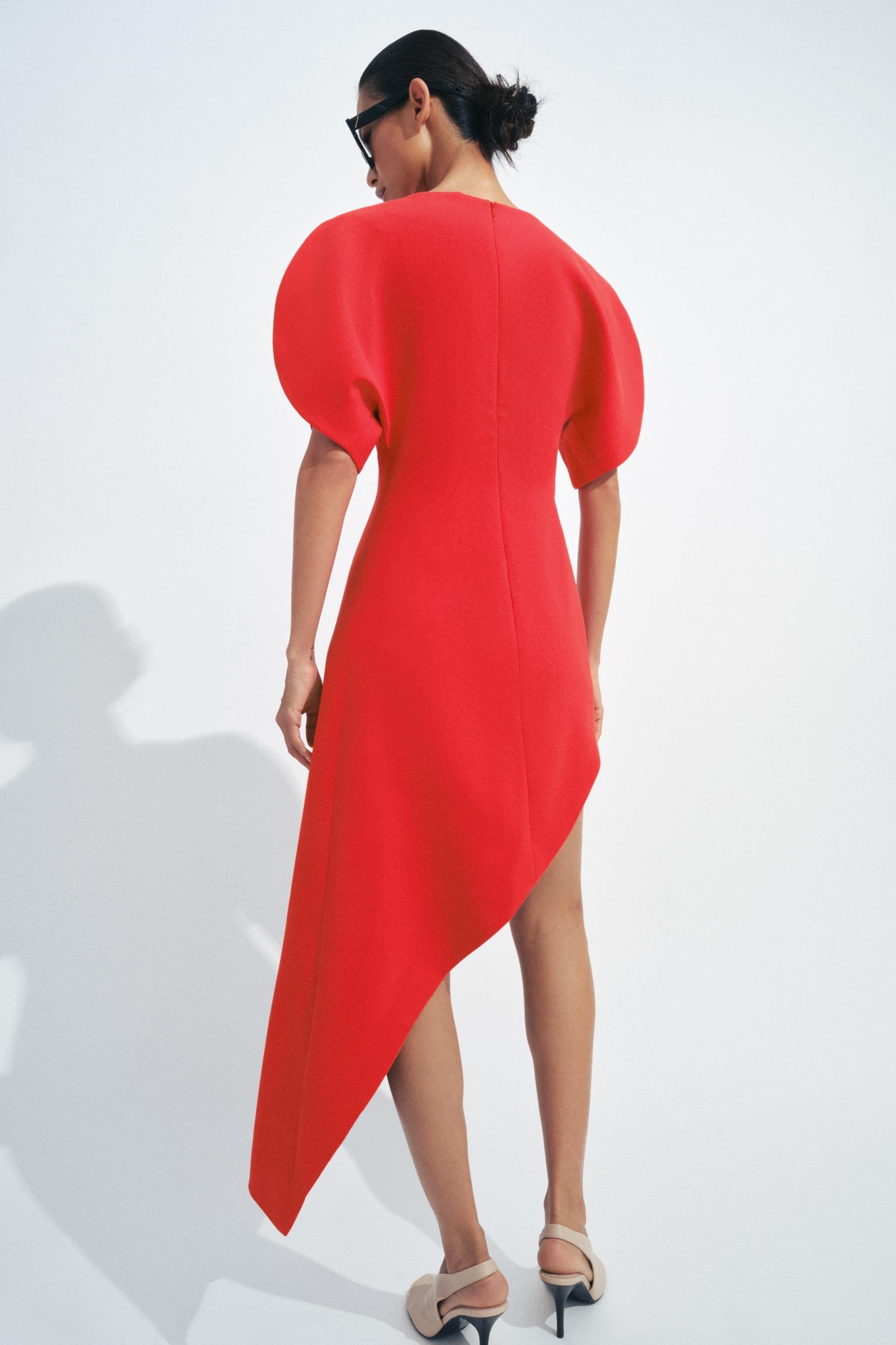 Vestido midi rojo estructurado moderno