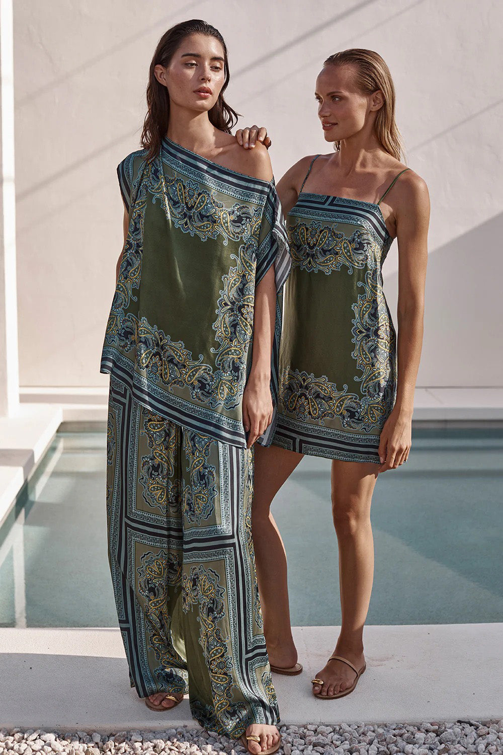 Marineblaues Blumen- und Papageienmuster-Hosen-Set