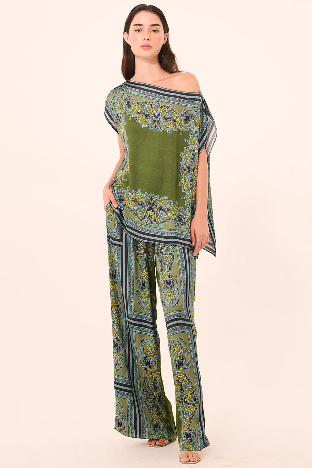 Marineblaues Blumen- und Papageienmuster-Hosen-Set