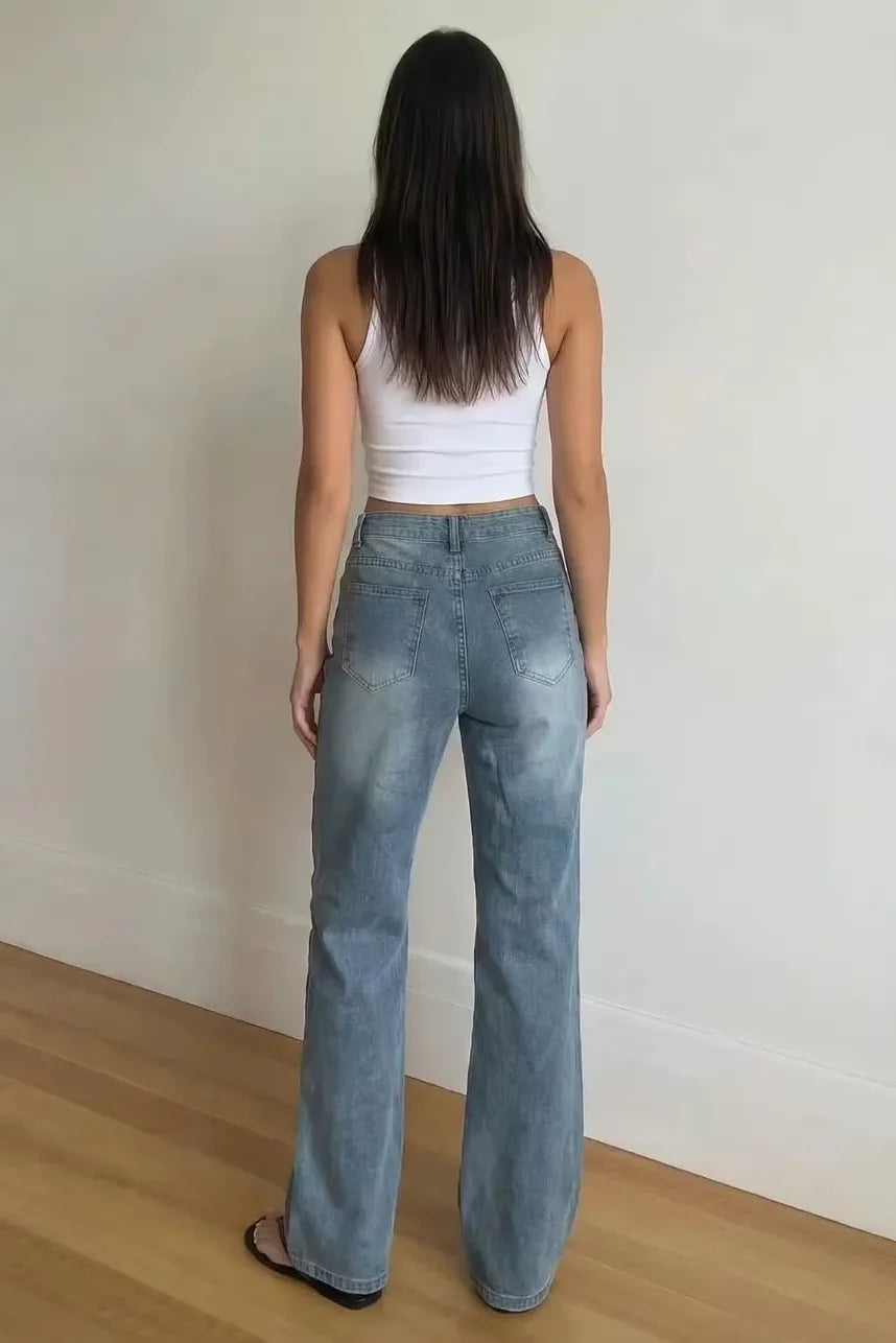 Lichtblauwe jeans met wijde pijpen en knoopdetail