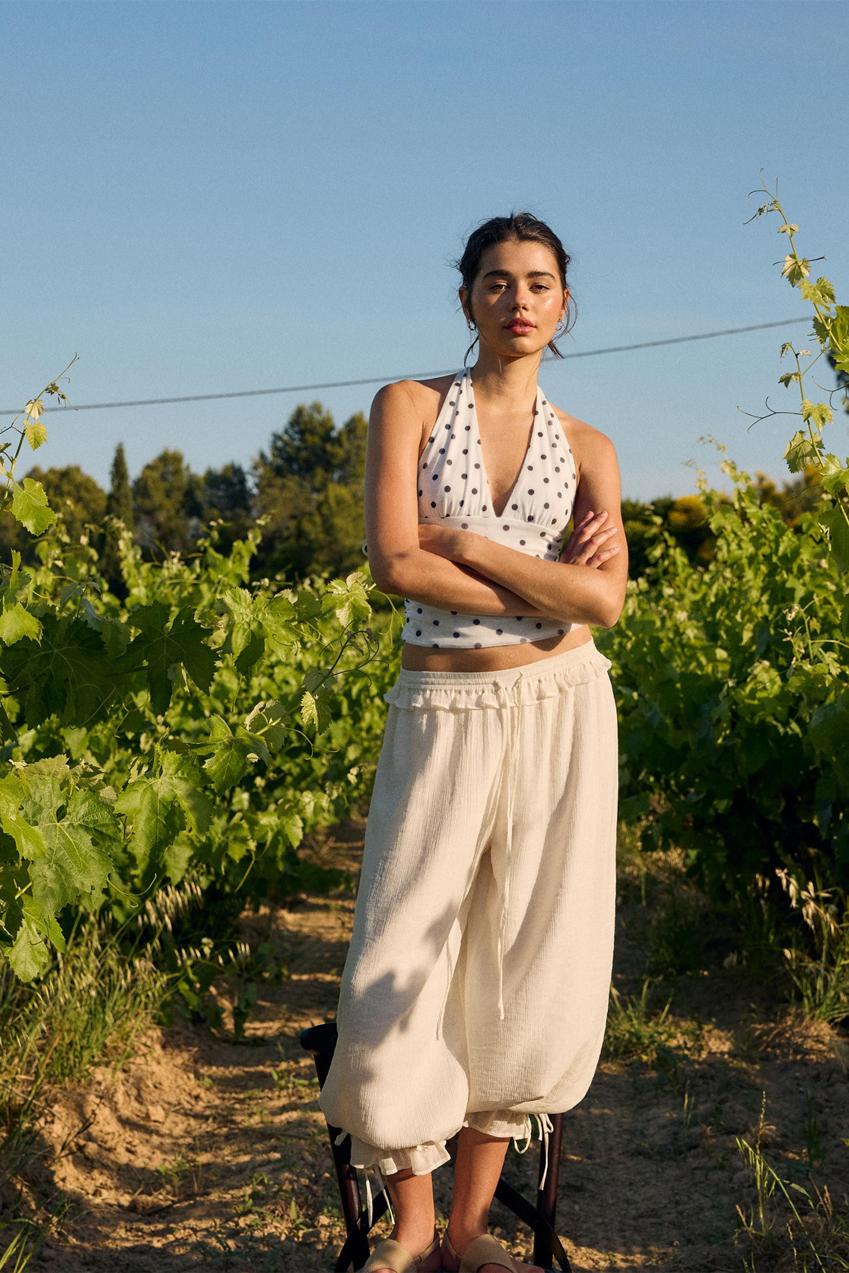 Ensemble crop top froncé blanc et pantalon ballon