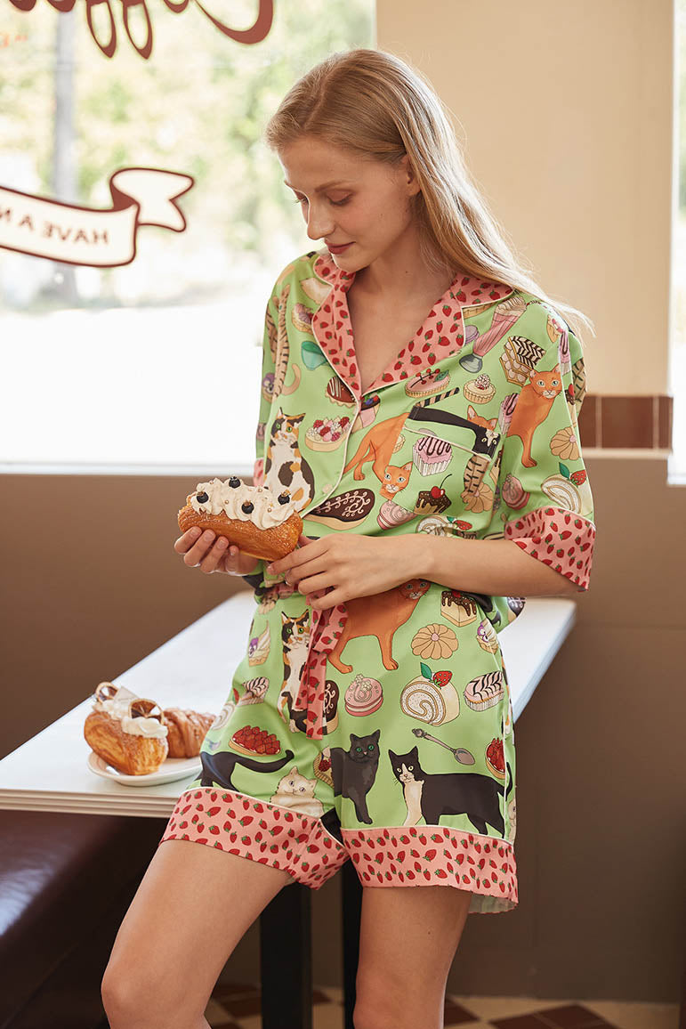 Conjunto de pijama con pantalones cortos y estampado de gato color café