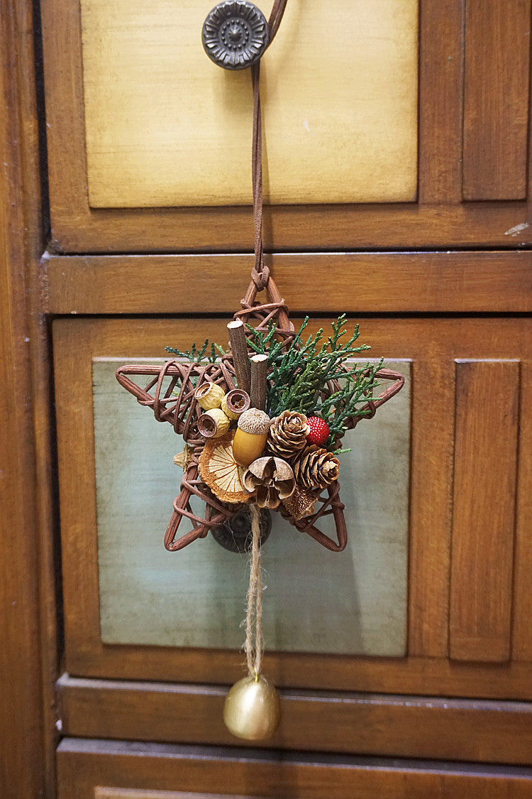 Pendentif de décoration de noël-cloche de voiture en forme de cône de pin forestier à suspendre