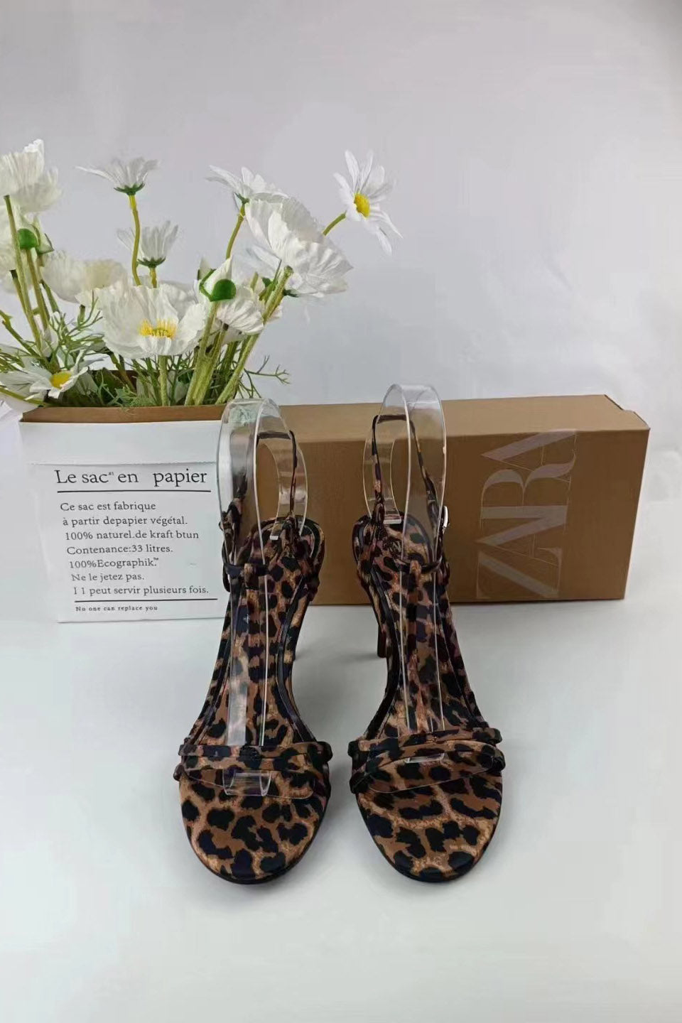 Tacones altos con estampado de leopardo