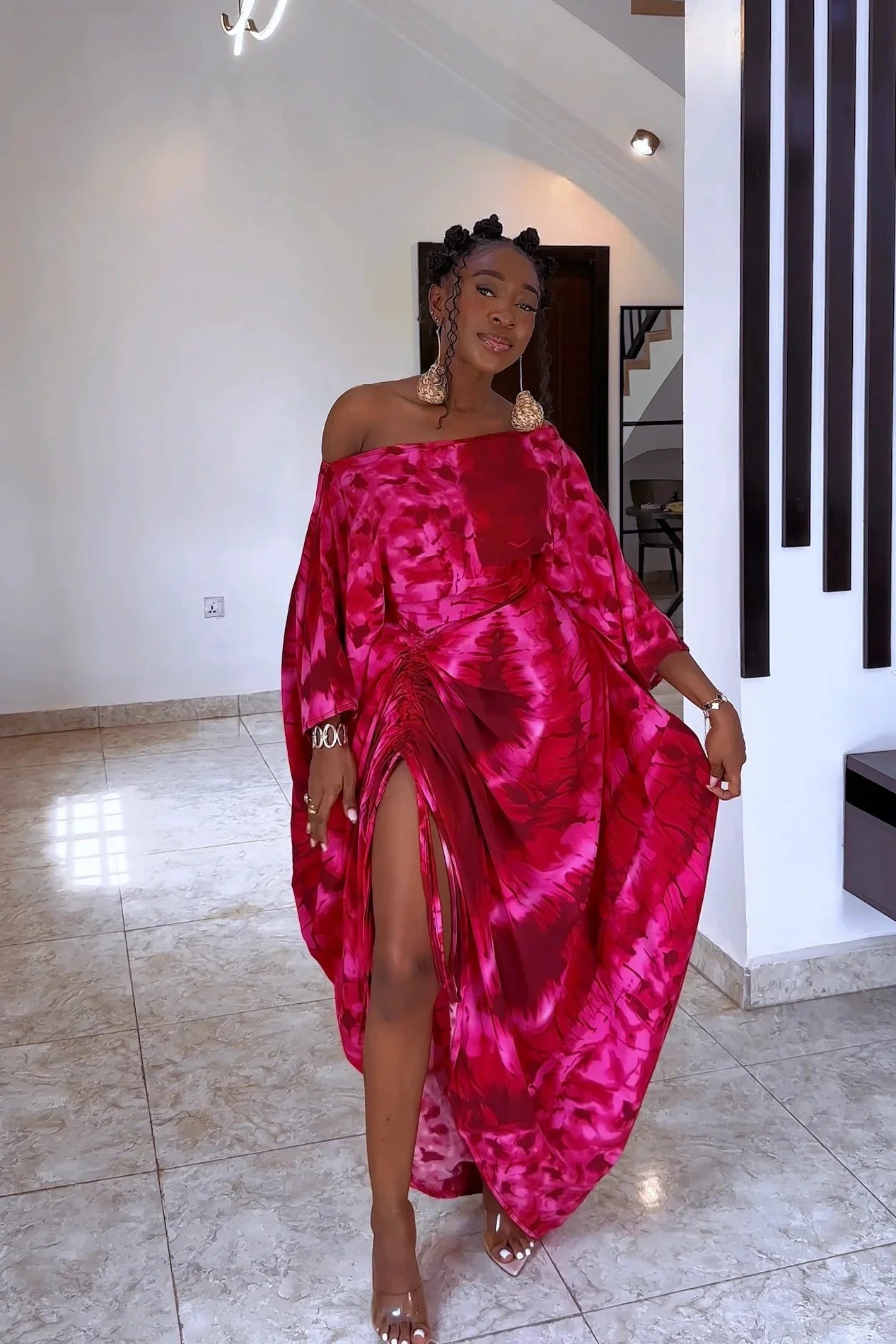 Vestido maxi asimétrico de hombros descubiertos con efecto tie-dye