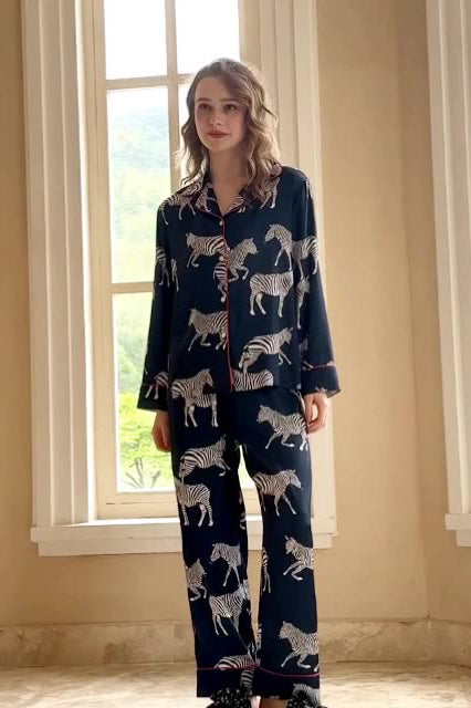 Blaues Pyjama-Set mit Zebramuster