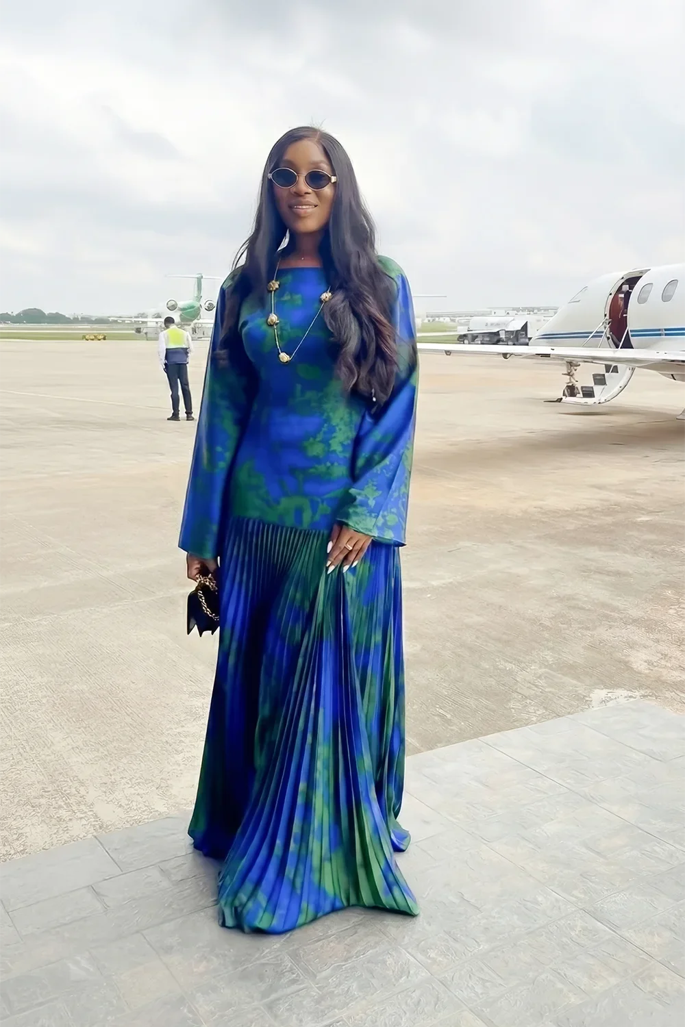 Slunečnicově zlaté plisované maxi šaty