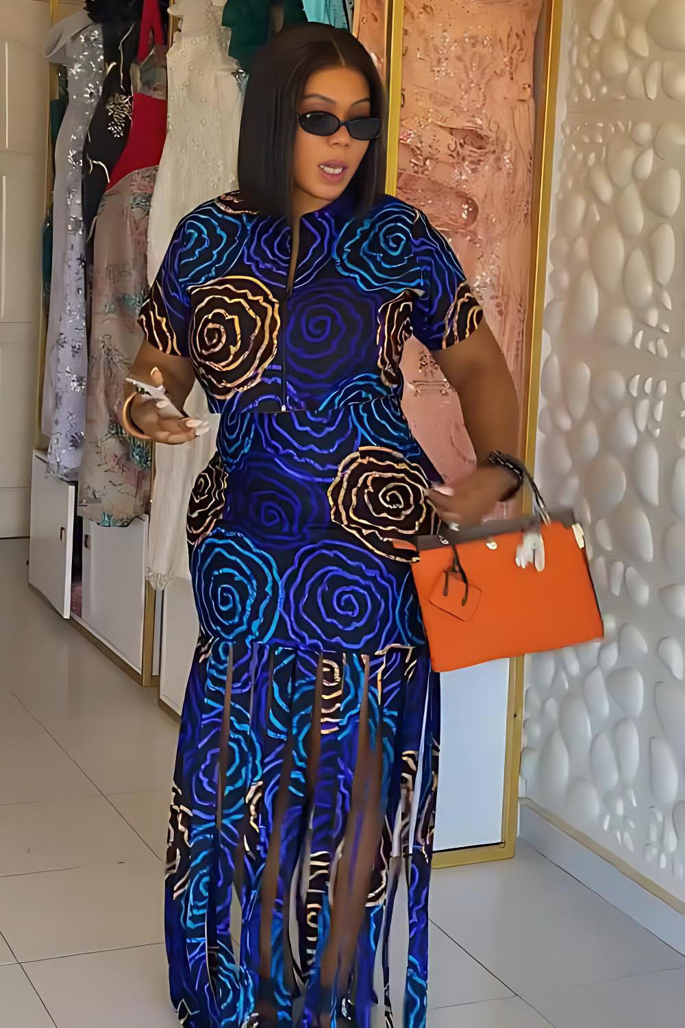 طقم تنورة متوسطة الطول بحافة وردة لولبية