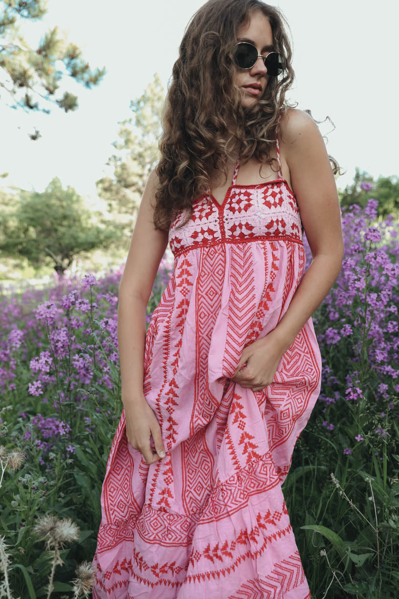 Vestido midi con tirantes, bordado y estampado de Naomi