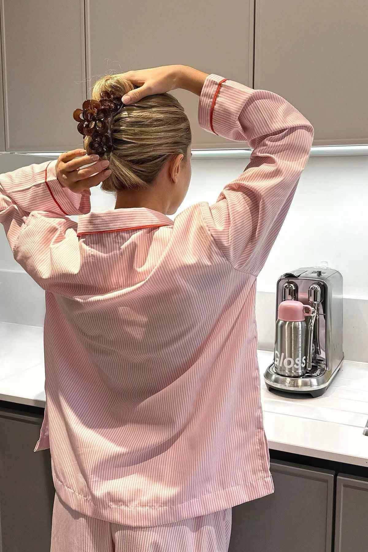 Pyjamasset med rosa randigt hjärta