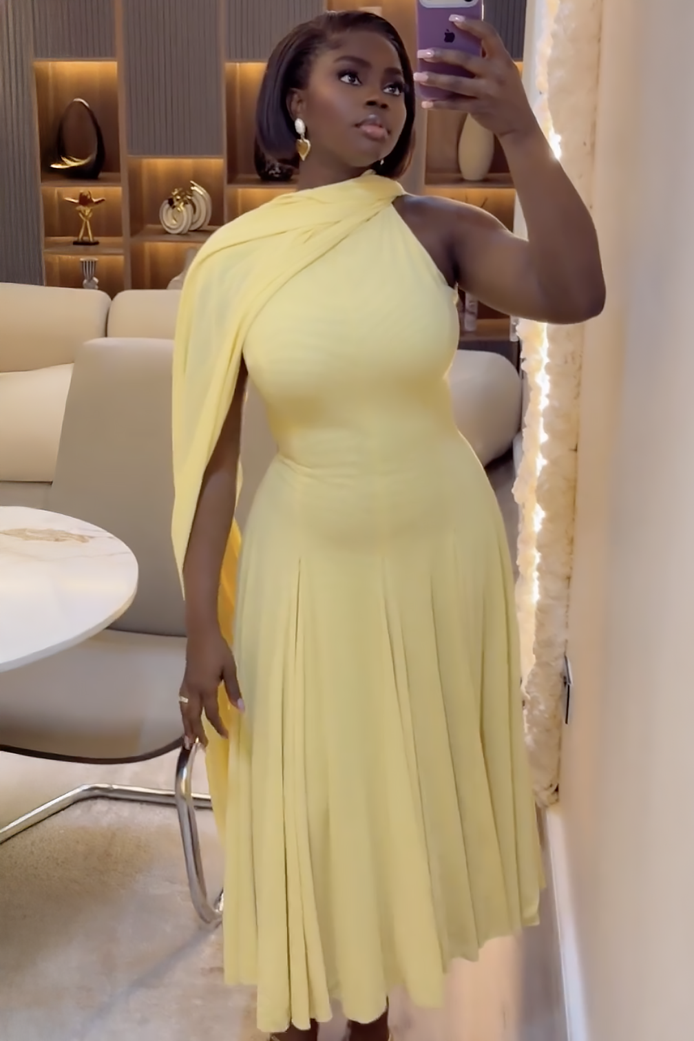 Mëttelgrouss Kleed an Zitrounengiel mat gedréitem Halsbëndchen