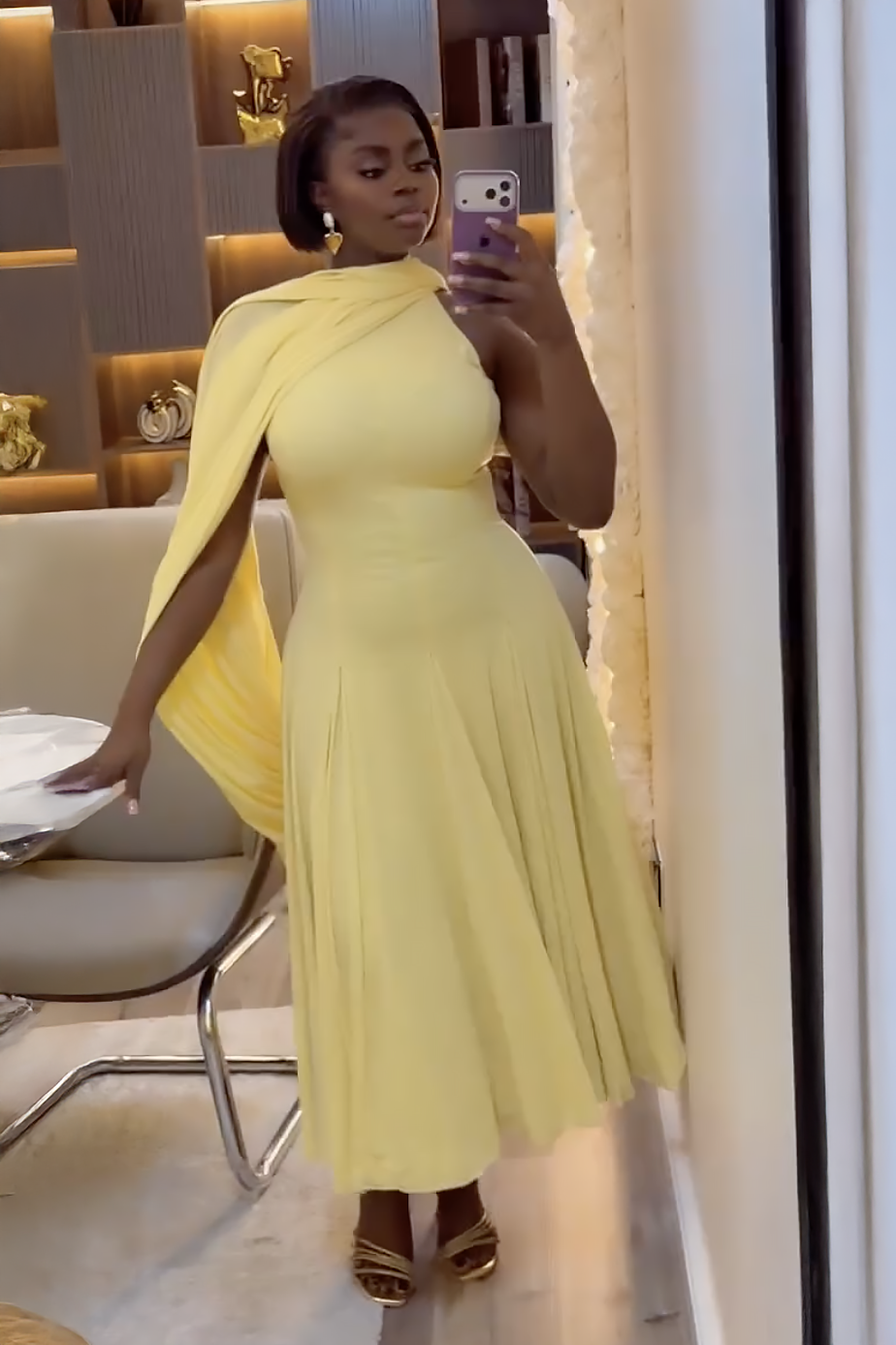 Mëttelgrouss Kleed an Zitrounengiel mat gedréitem Halsbëndchen