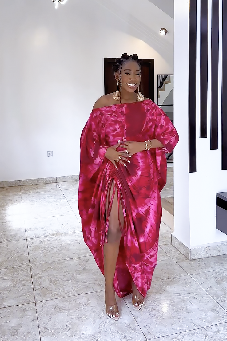 Levendige roze tie-dye maxi-jurk met blote schouders
