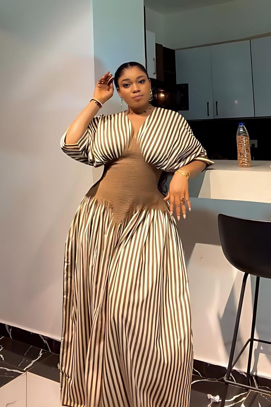 Retro modernes Maxikleid mit Fledermausärmeln und ausgestelltem Saum