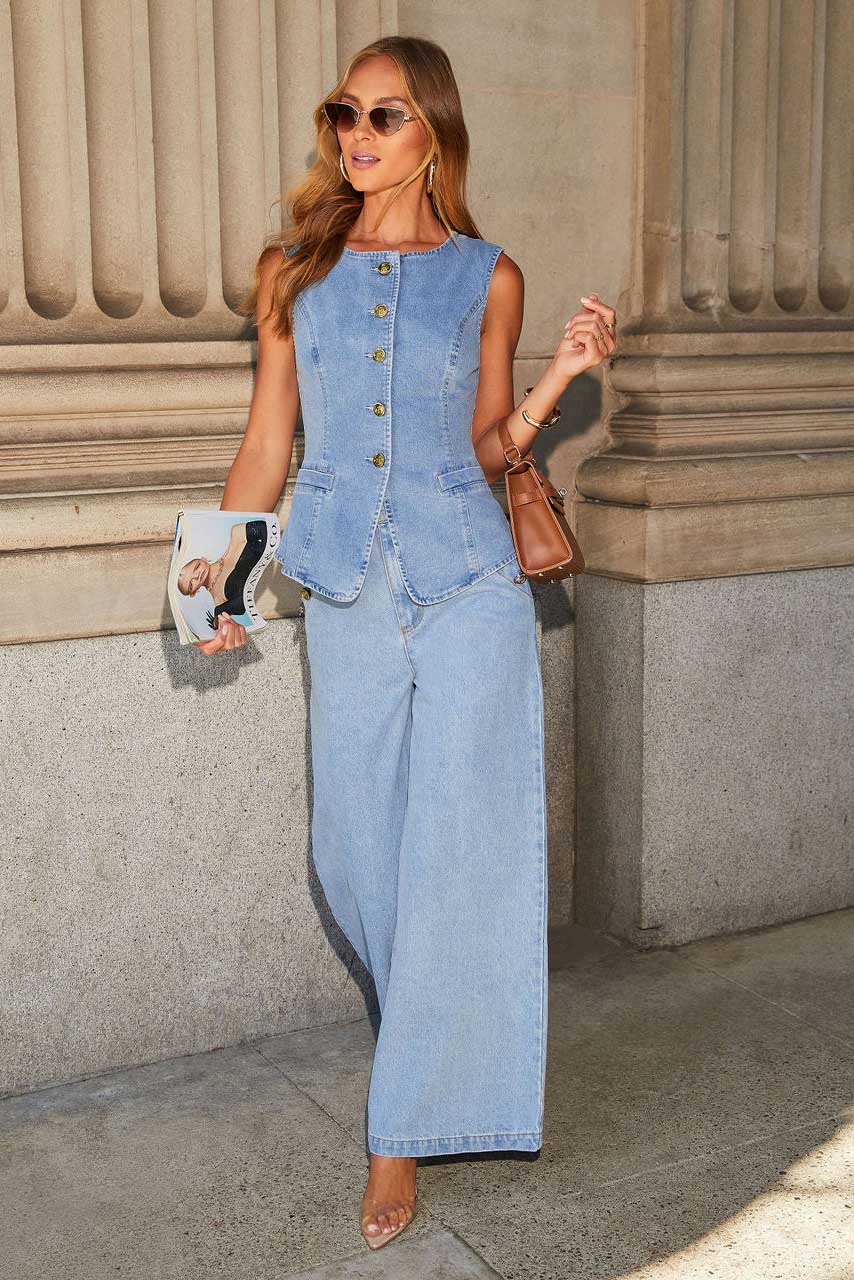 Costume en denim déchiré et ample