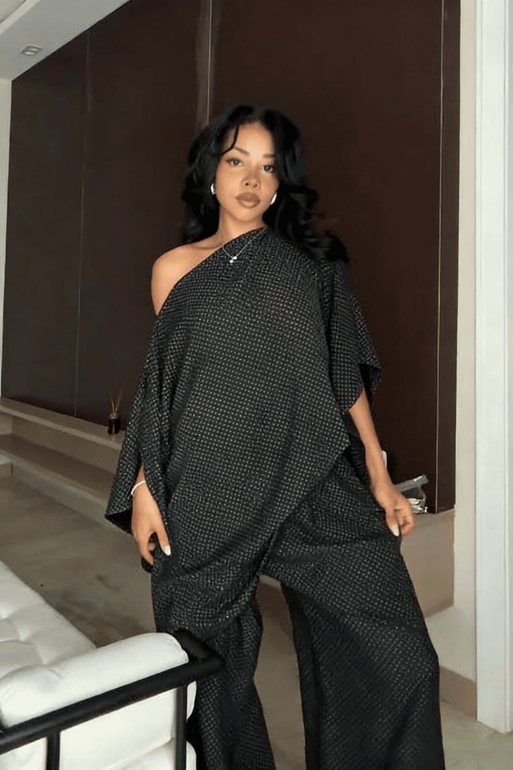 فستان ماكسي واسع بصدّارة مكشكشة على شكل حرف V عميق