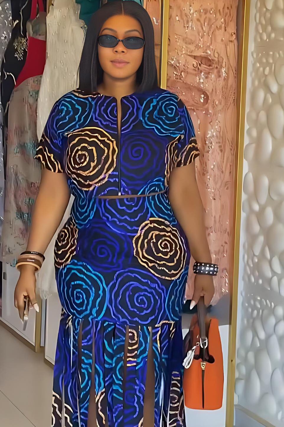 طقم تنورة متوسطة الطول بحافة وردة لولبية