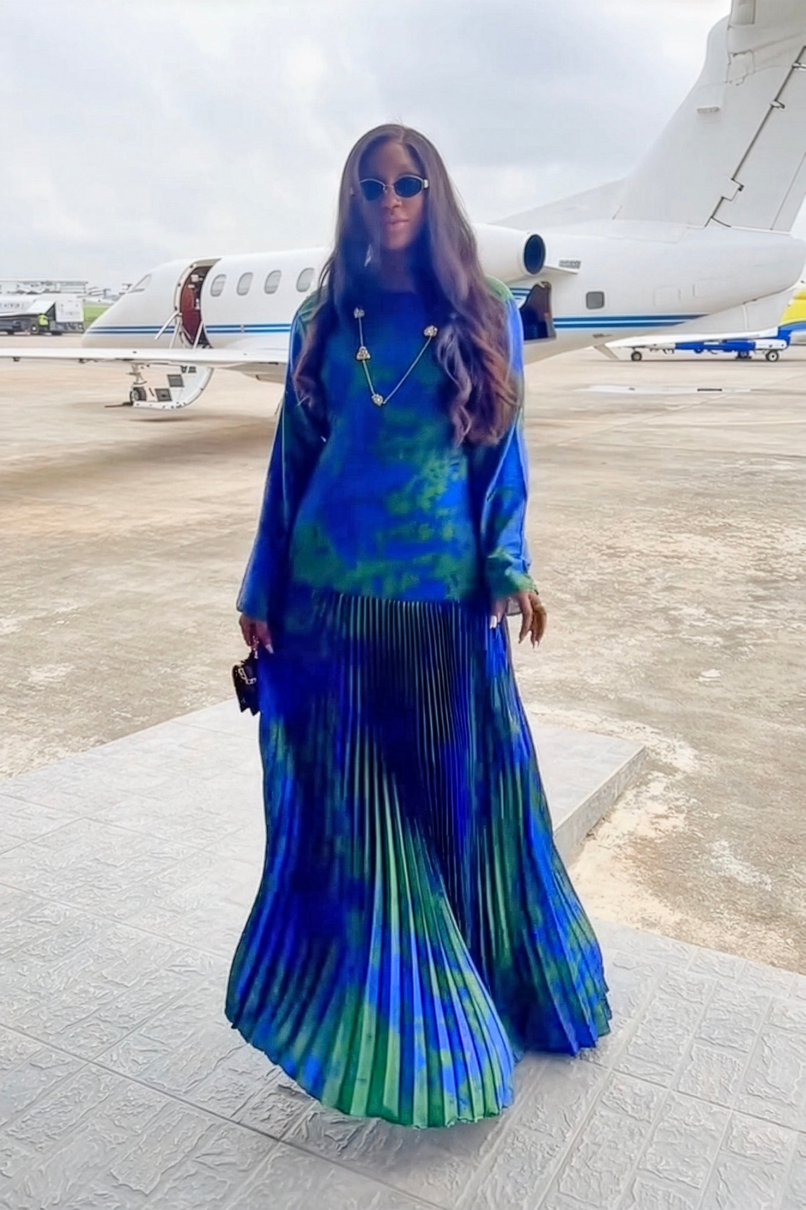 Slunečnicově zlaté plisované maxi šaty