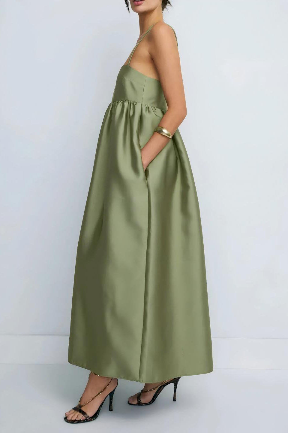 Minimalistické midi šaty babydoll v olivově zelené barvě