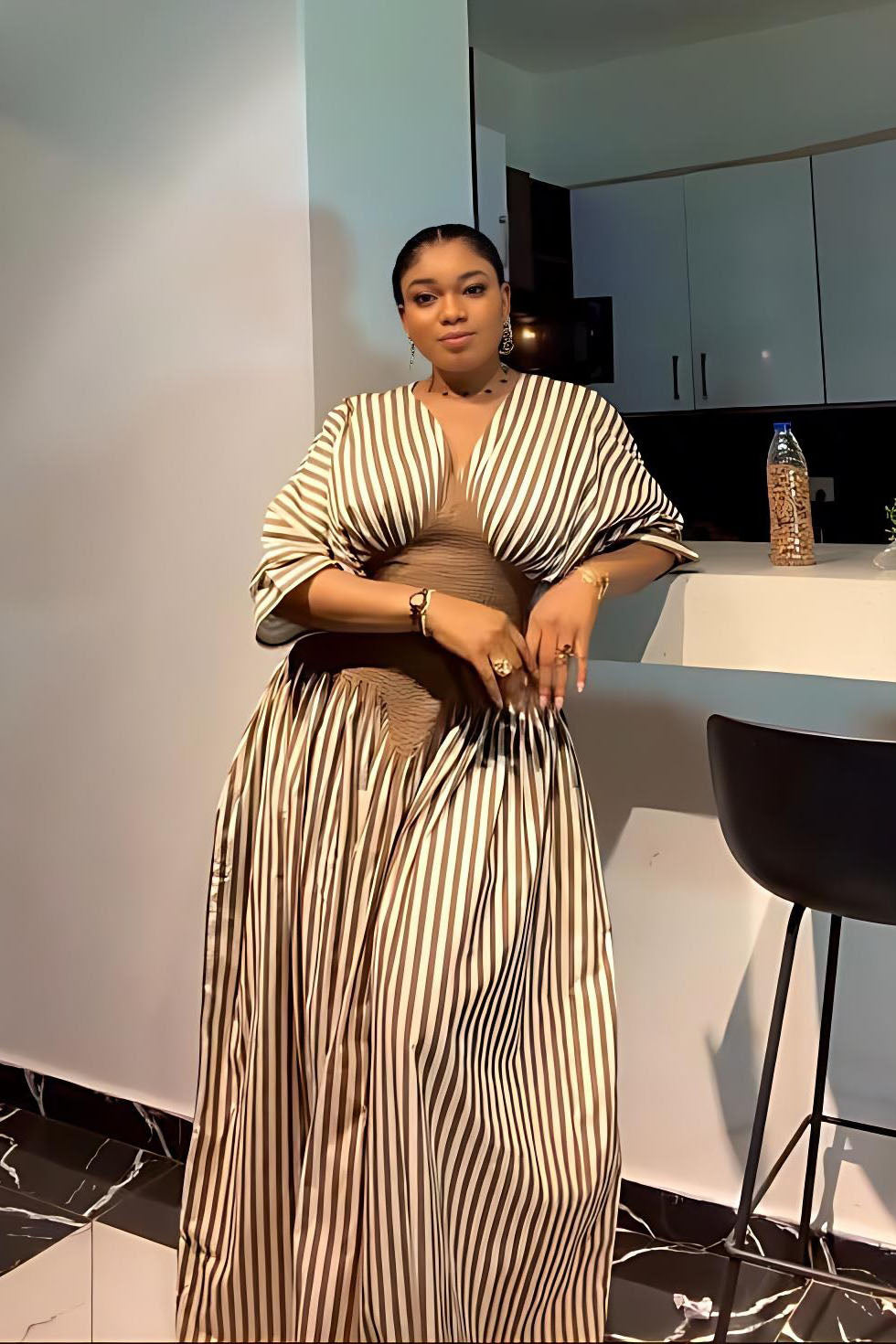 Retro modernes Maxikleid mit Fledermausärmeln und ausgestelltem Saum