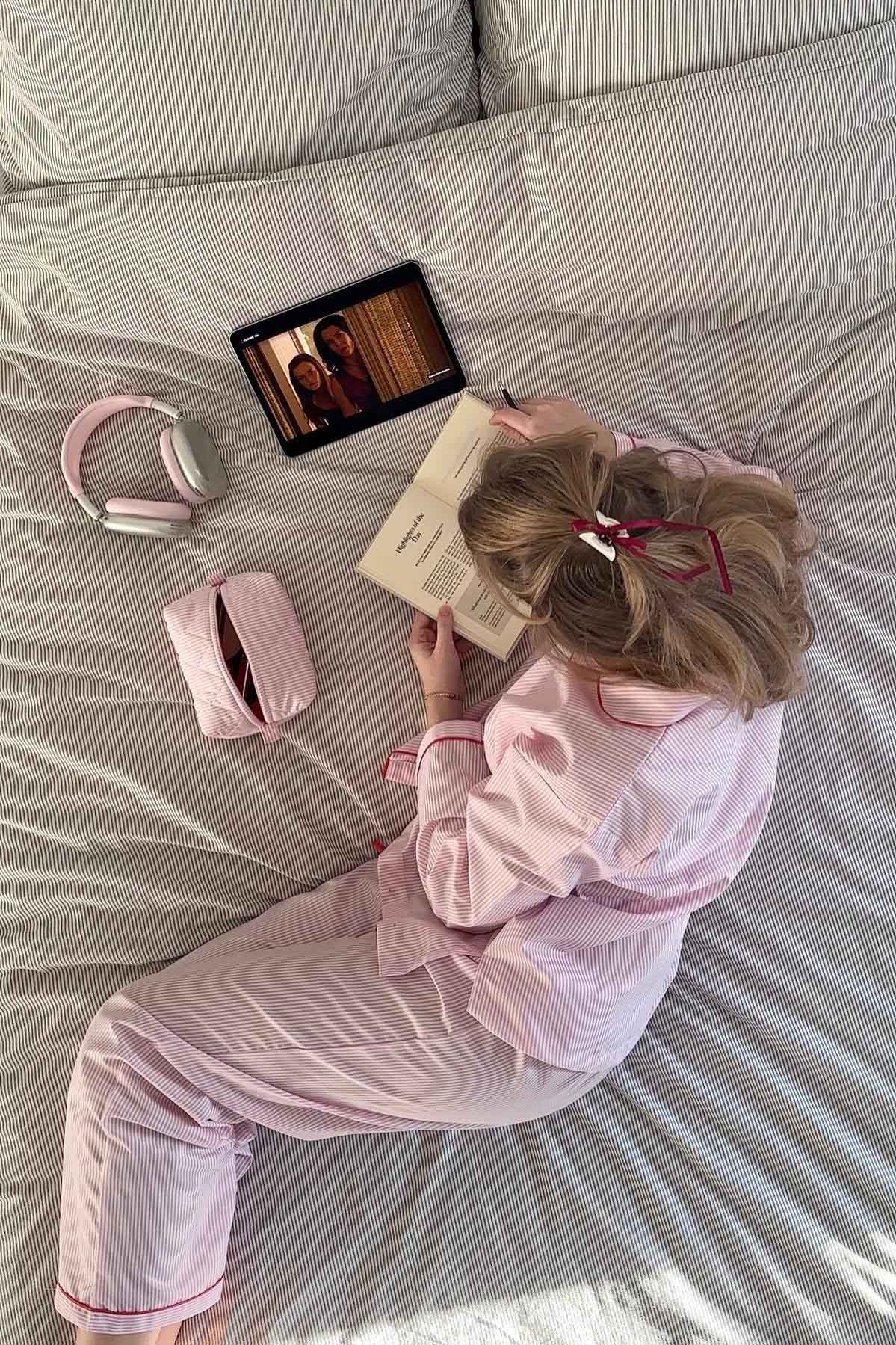 Pyjamasset med rosa randigt hjärta