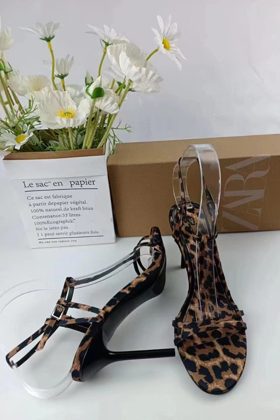 Tacones altos con estampado de leopardo