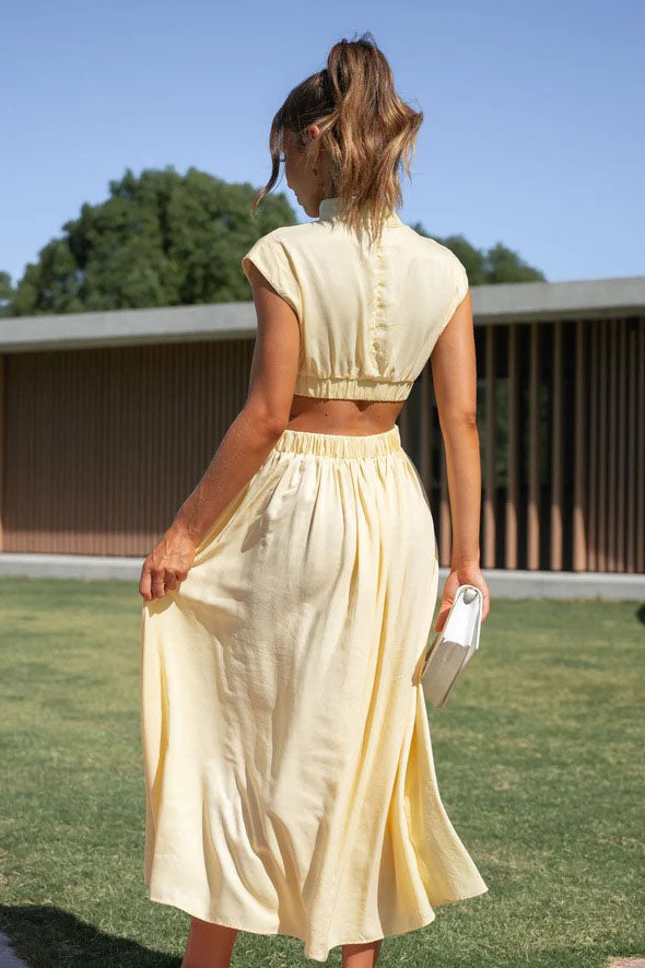 Vestido midi de férias com recorte na cintura e bolsos