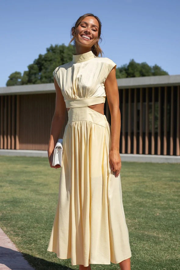 Vestido midi de férias com recorte na cintura e bolsos