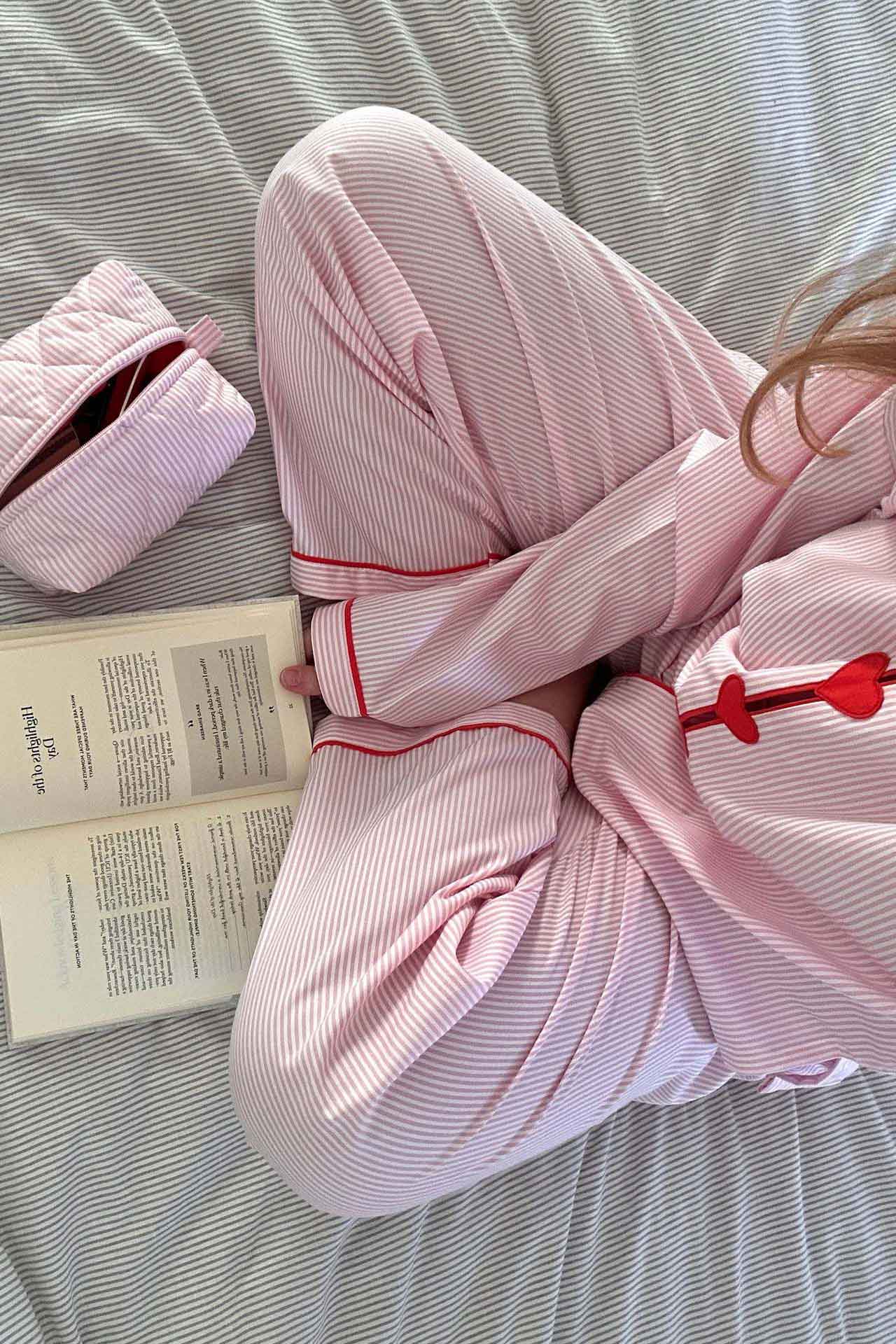 Rosa Pyjama-Set mit Streifen und Herzen