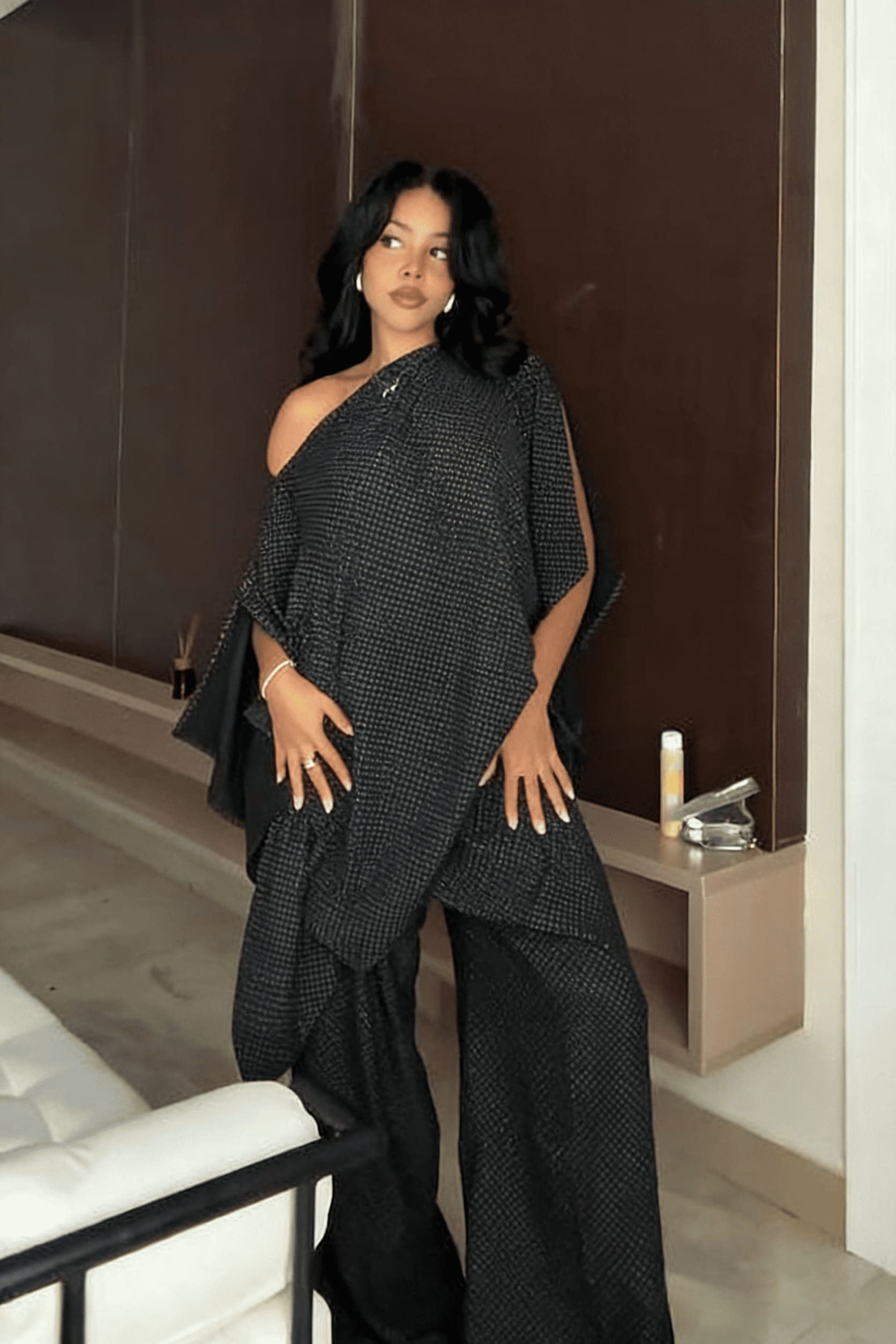 فستان ماكسي واسع بصدّارة مكشكشة على شكل حرف V عميق