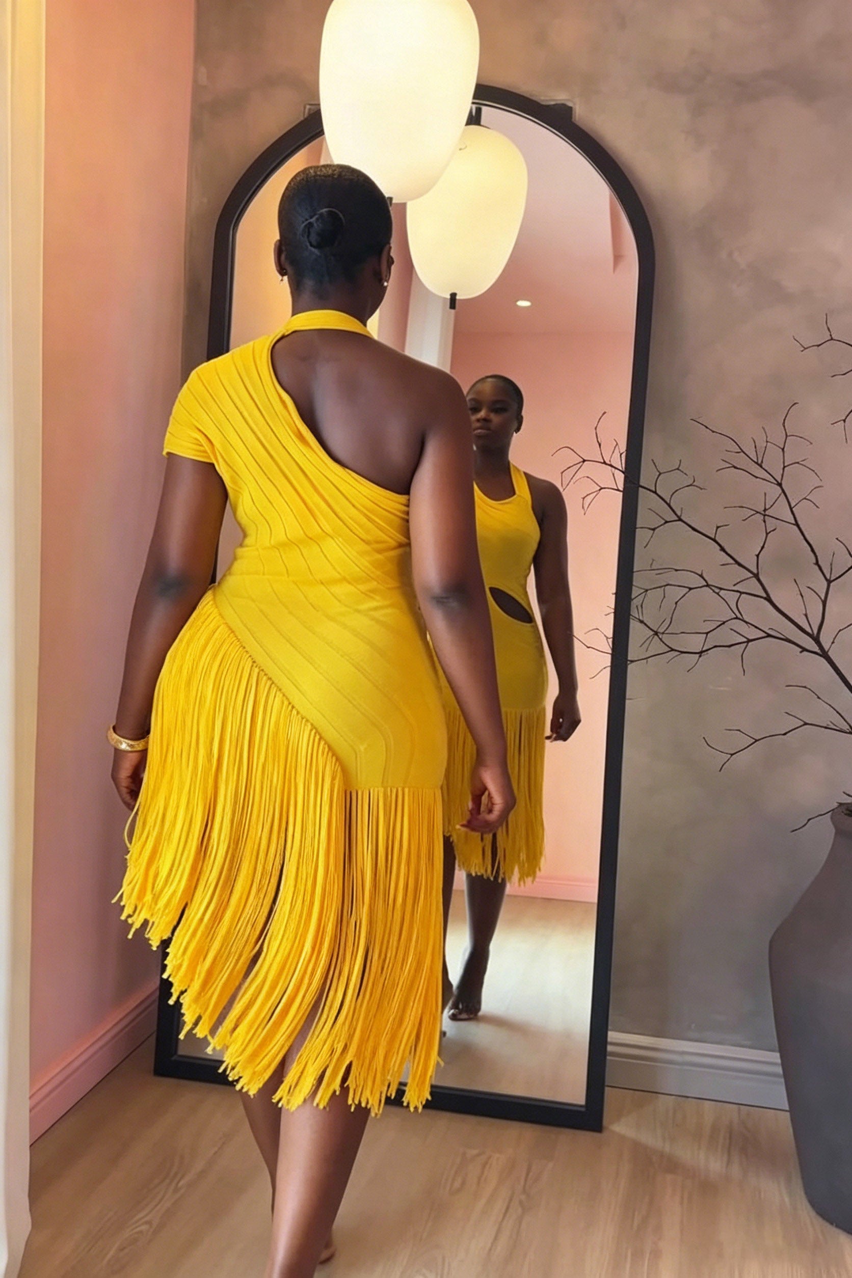 Vestido midi vibrante amarillo con recortes
