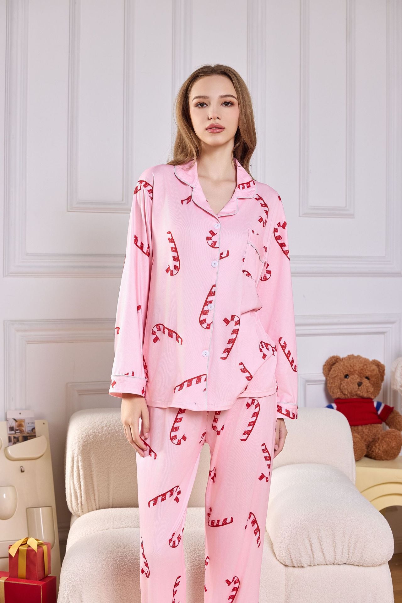 Set di Pigiama Lungo in Satin con Stampa di Bastoncini di Zucchero Rosa