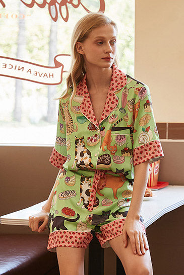 Conjunto de pijama con pantalones cortos y estampado de gato color café