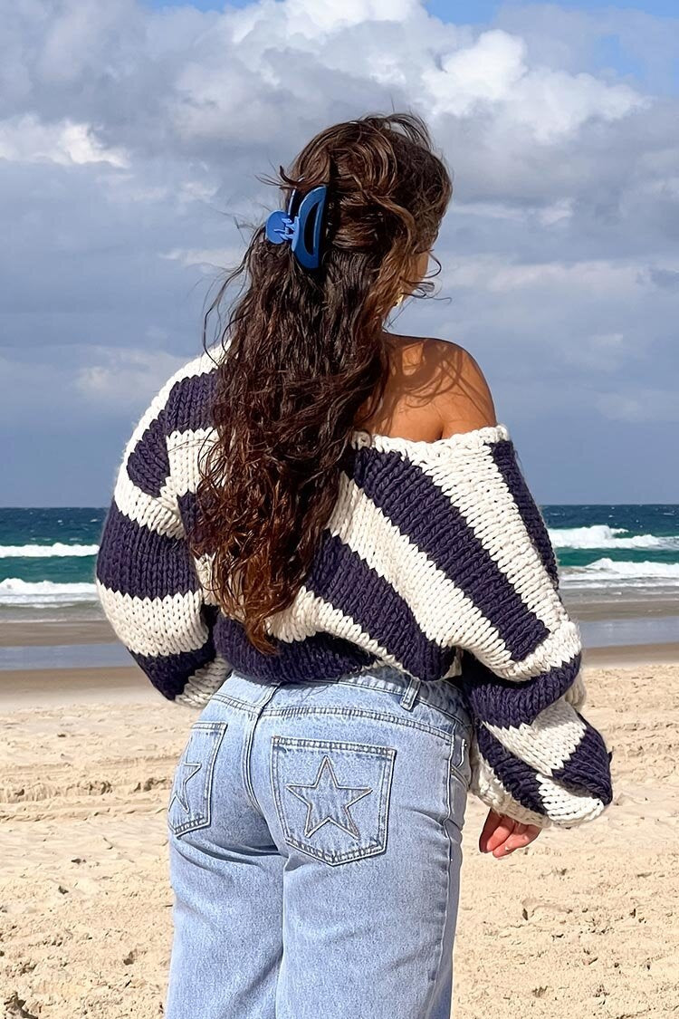 Off-shoulder stribet sweater