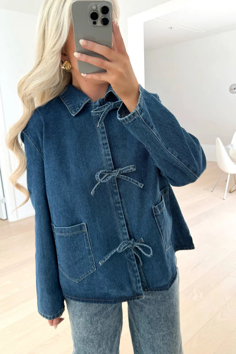 Dunkelblaue Jeansjacke mit Krawatte