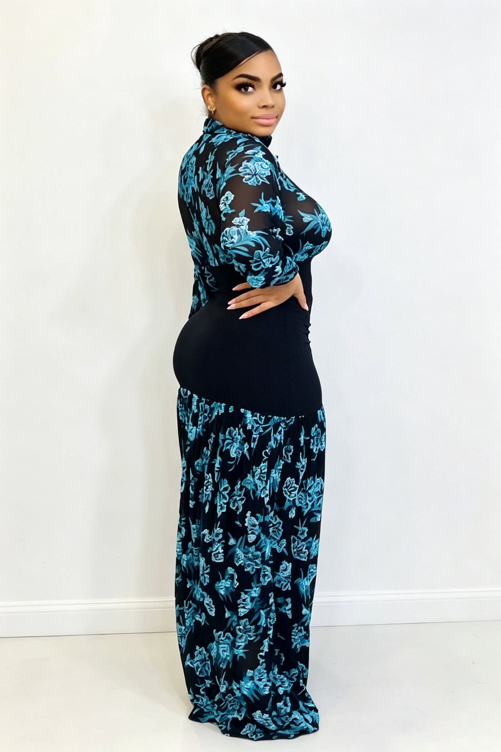 Vestido maxi de malla con bloques de color y cuello alto