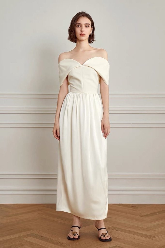 Schulterfreies Curve-Maxikleid in Creme