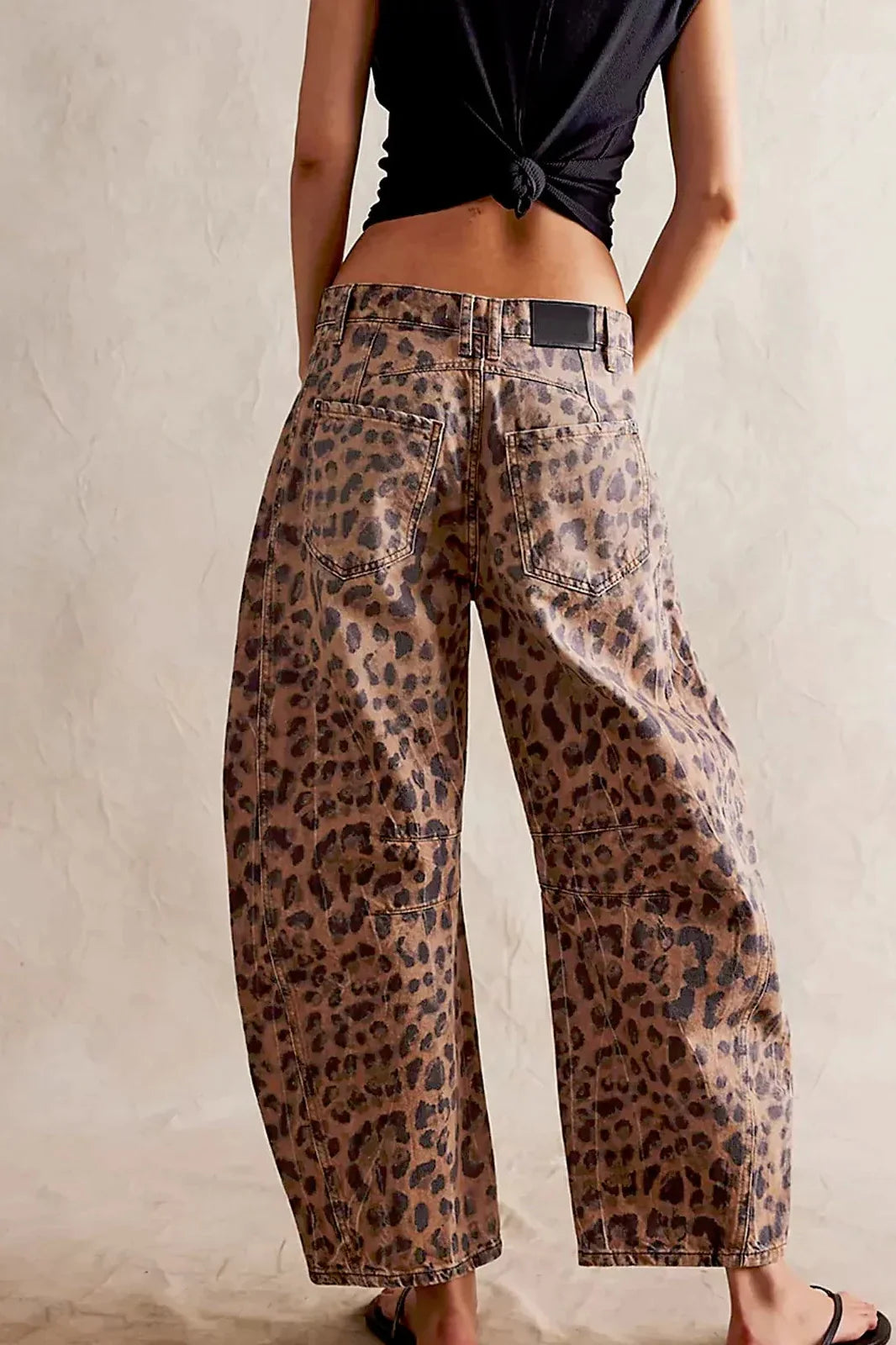 Calça Jeans Barril Estampa Leopardo